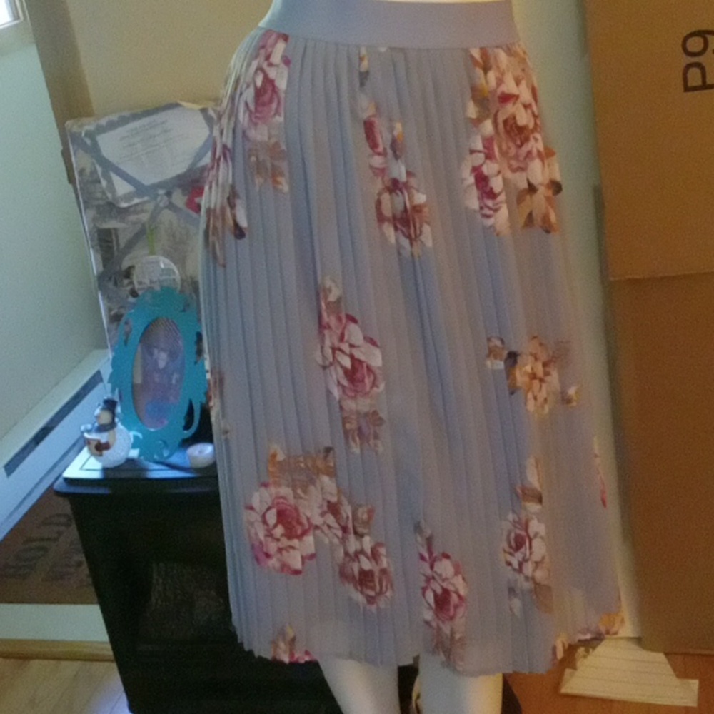 Pleated midi skirt